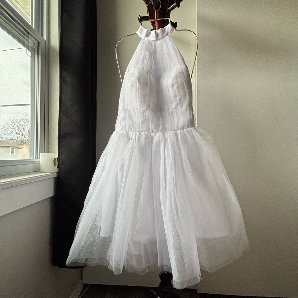 Xuzey Short White Dress - Picture 2 of 7